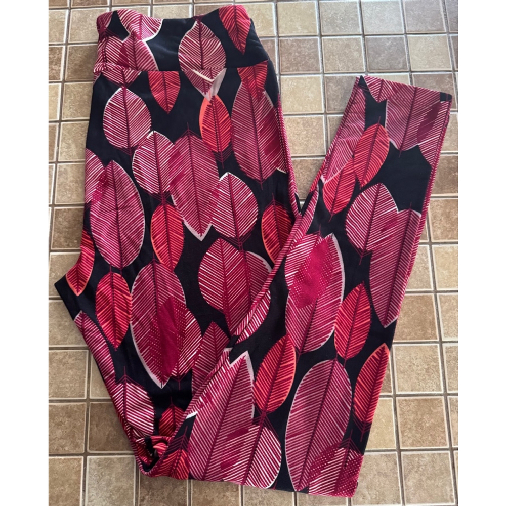 Women's TC LuLaRoe Leggings Tall & Curvy Black Red Leaf Print